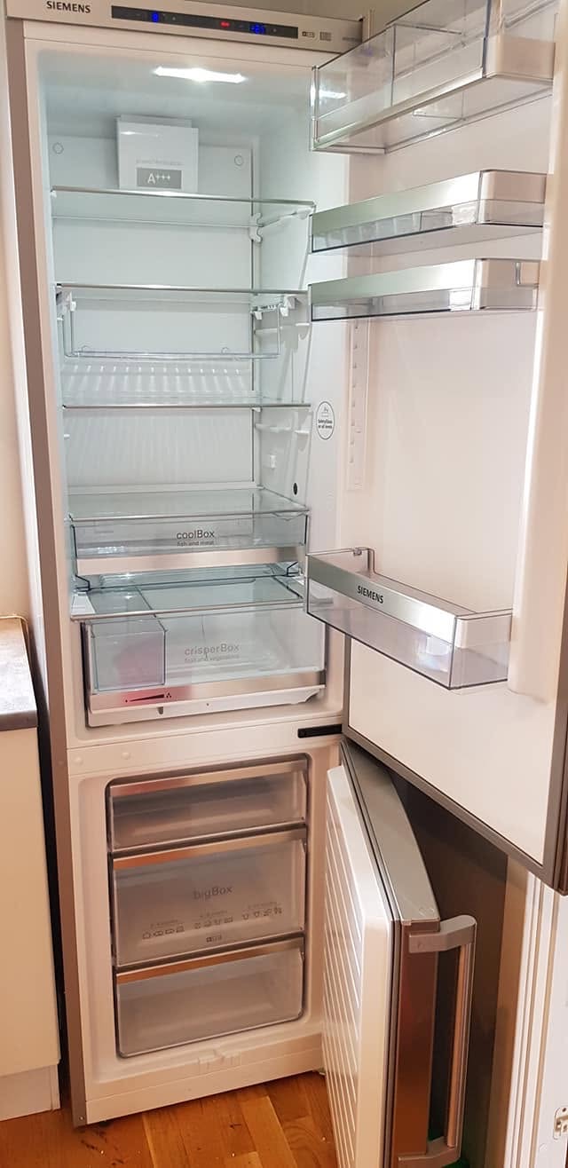 Et tomt og rengjort kjøleskap med fryser etter flyttevask i Drammen.