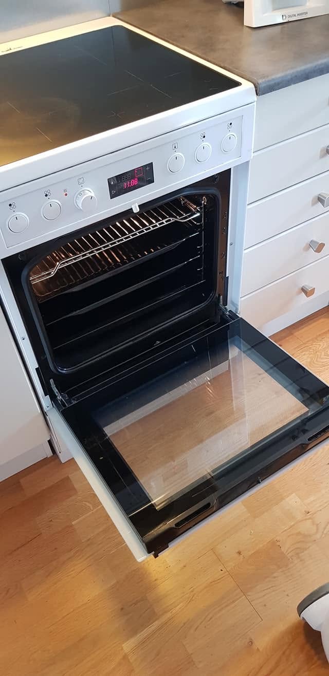 En rengjort stekeovn etter flyttevask i Drammen.