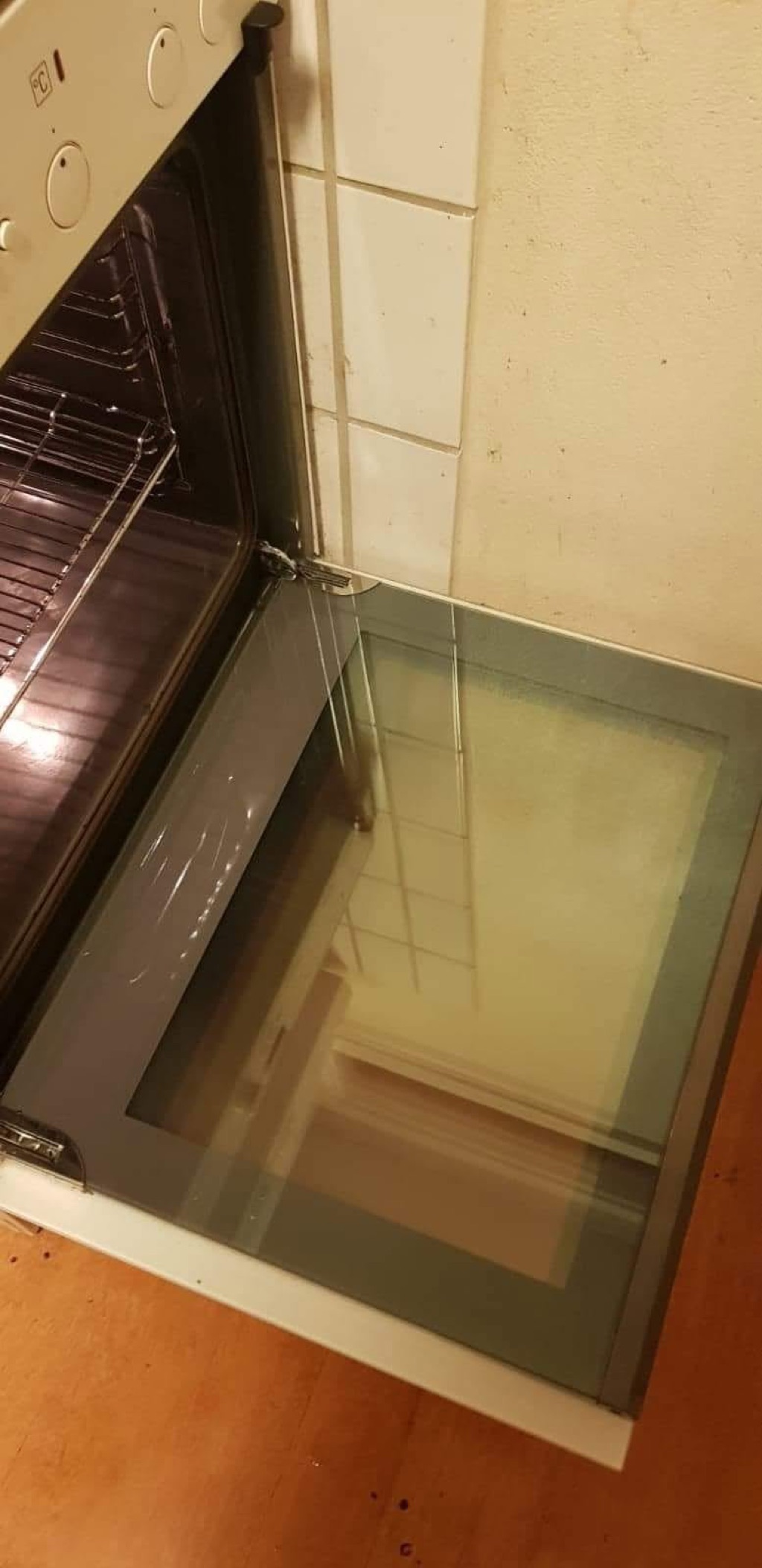 Den samme ovnsdøren etter rengjøring.