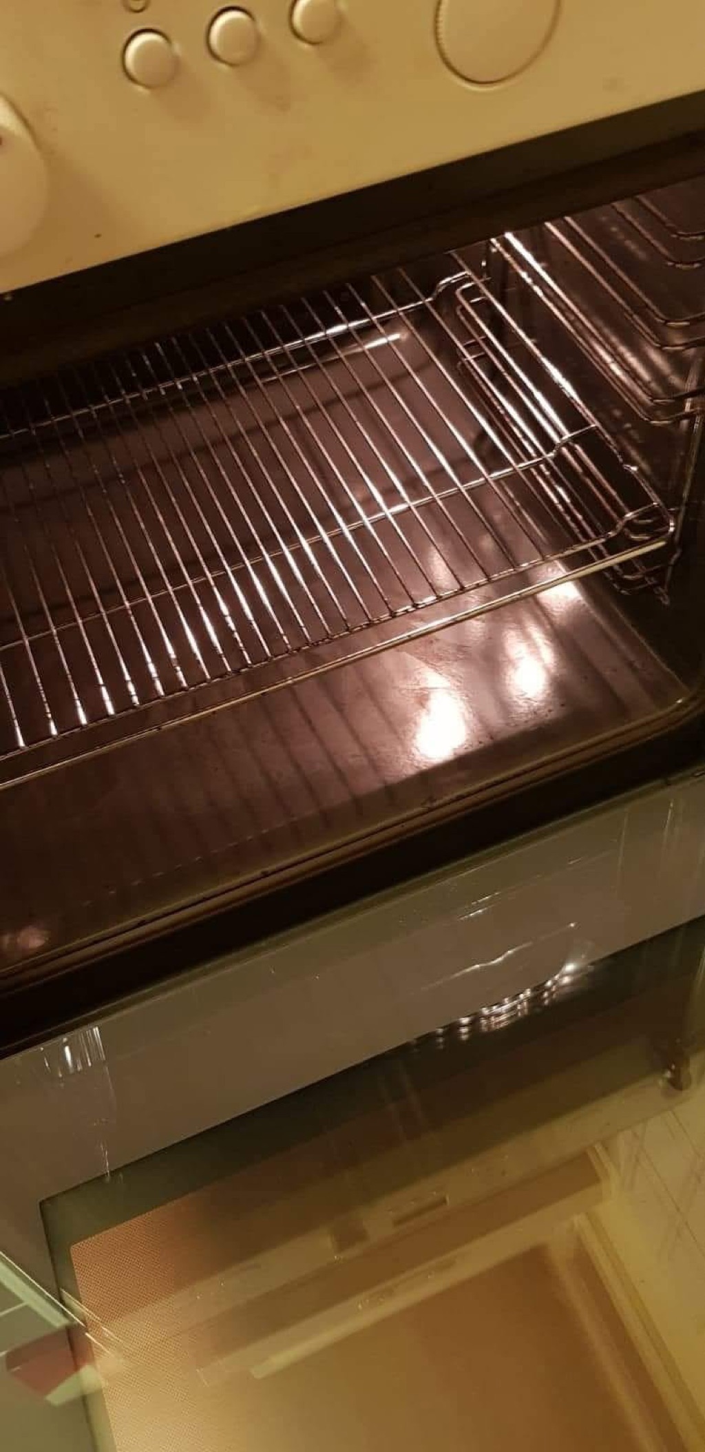 En rengjort stekeovn med rister etter arbeidet.