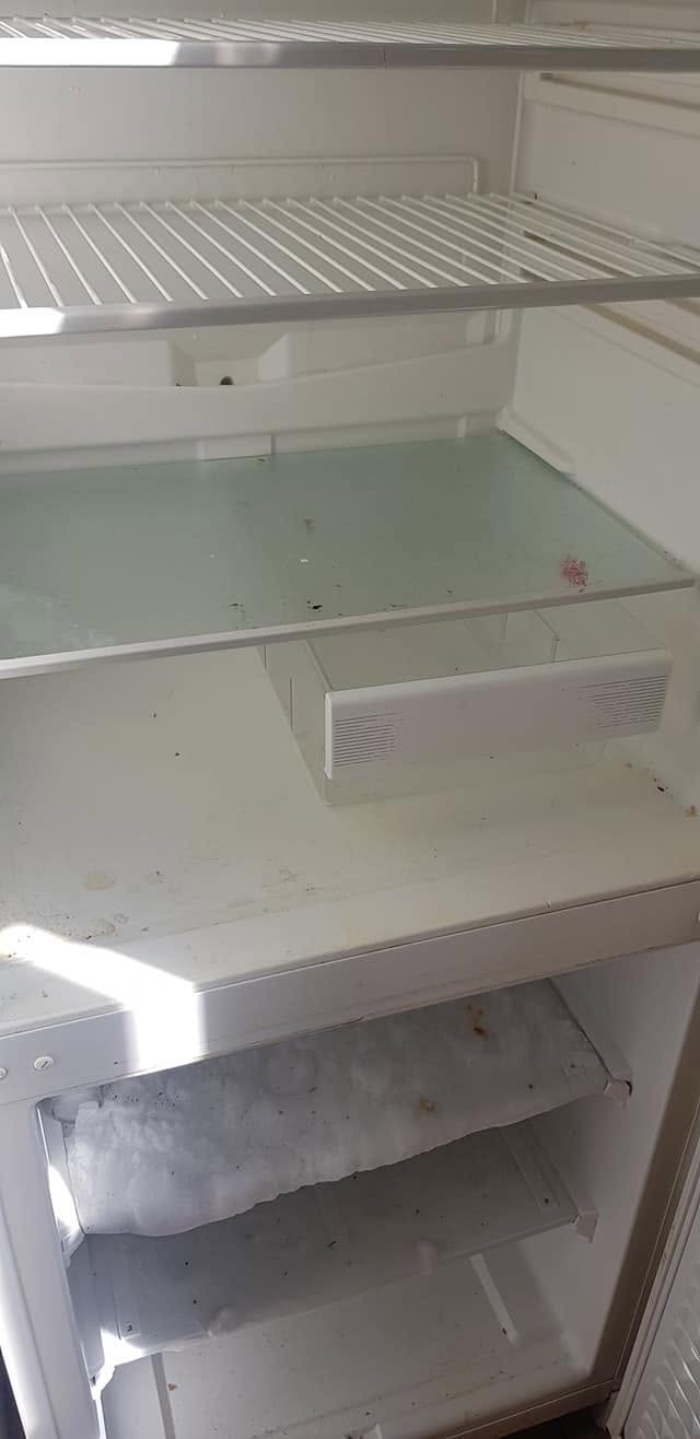 En fryser med synlig is og rester før rengjøring i Lillestrøm.