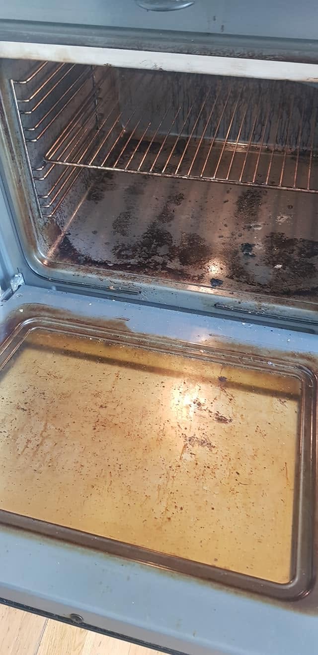 En stekeovn med synlig fett og fastbrente rester før rengjøring i Lillestrøm.