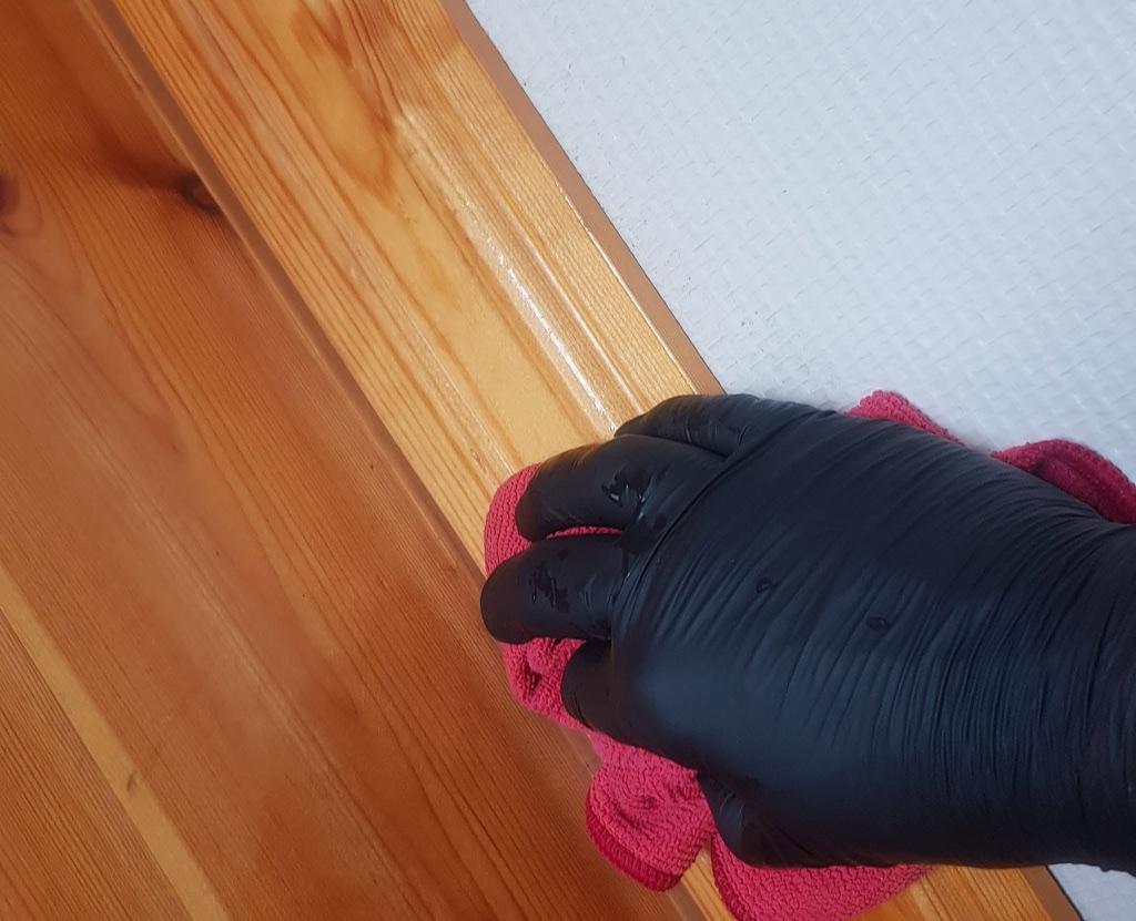 En trelist rengjøres med klut under flyttevasken i Moss.