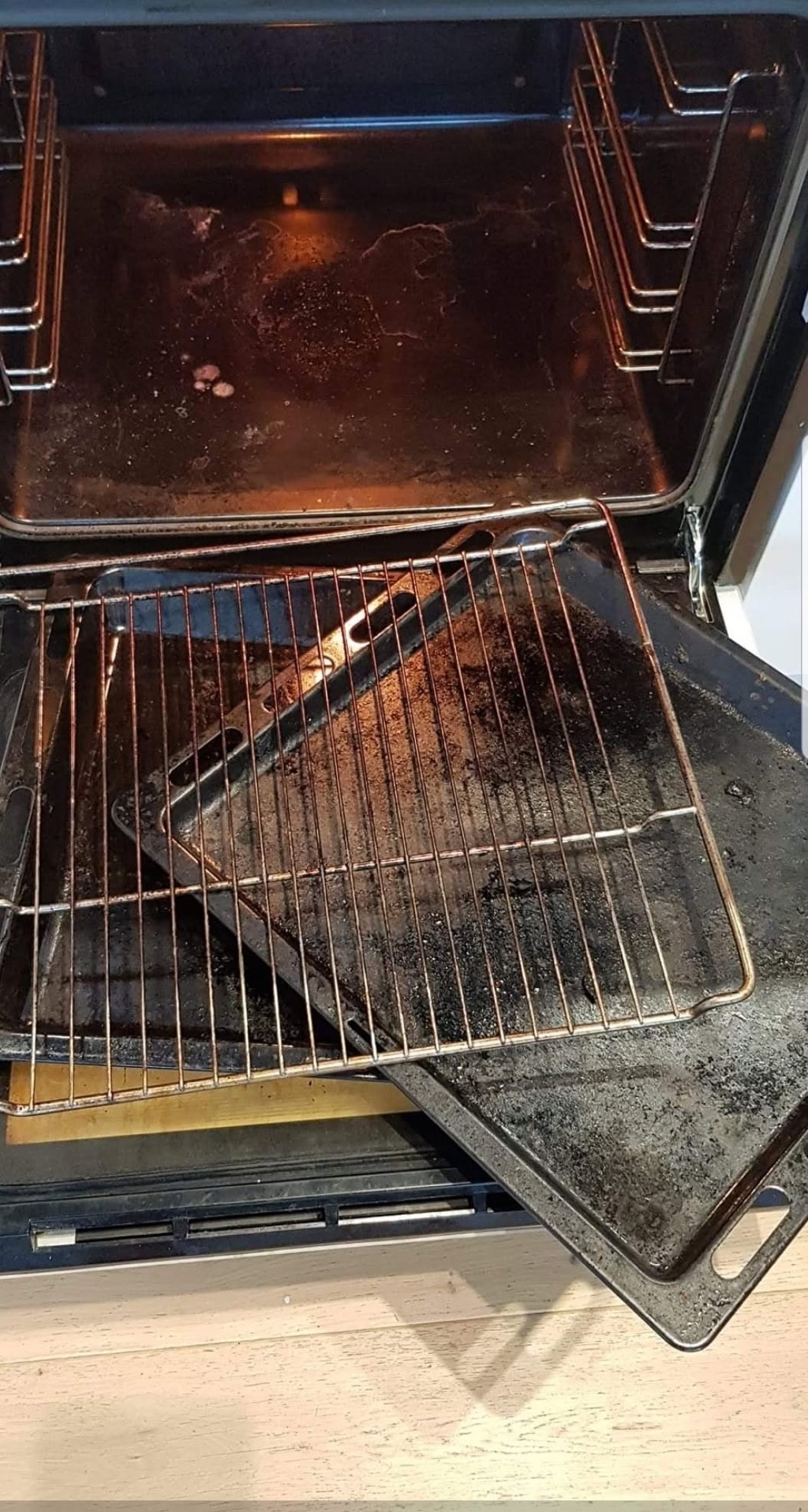 En skitten stekeovn før flyttevask.