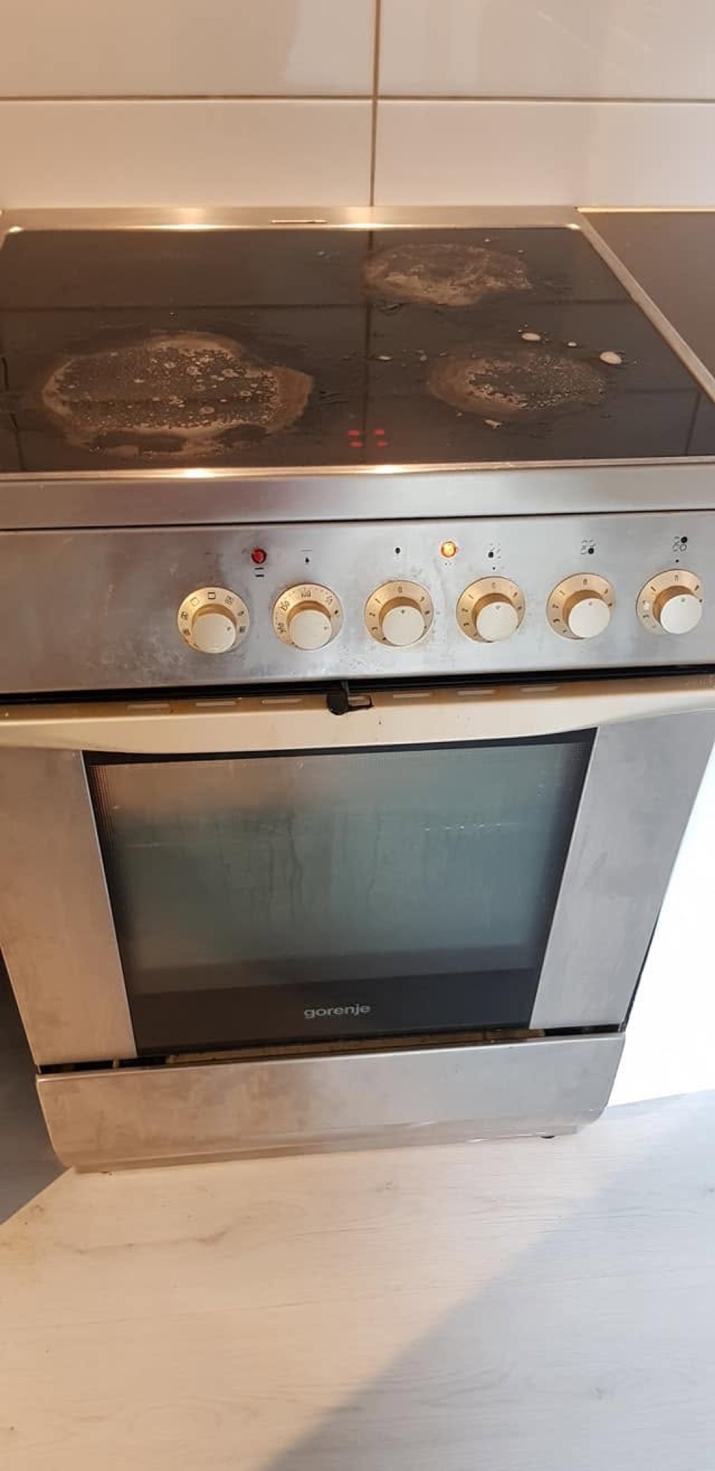 Rengjøringsmiddel som virker på en platetopp under flyttevask i Sandvika.