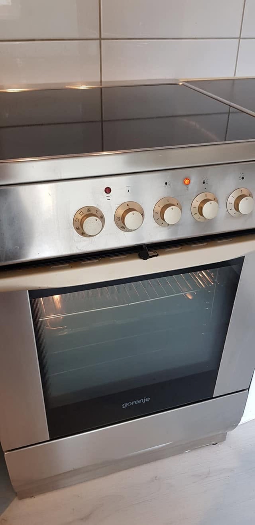 En rengjort platetopp og stekeovn etter flyttevask i Sandvika.
