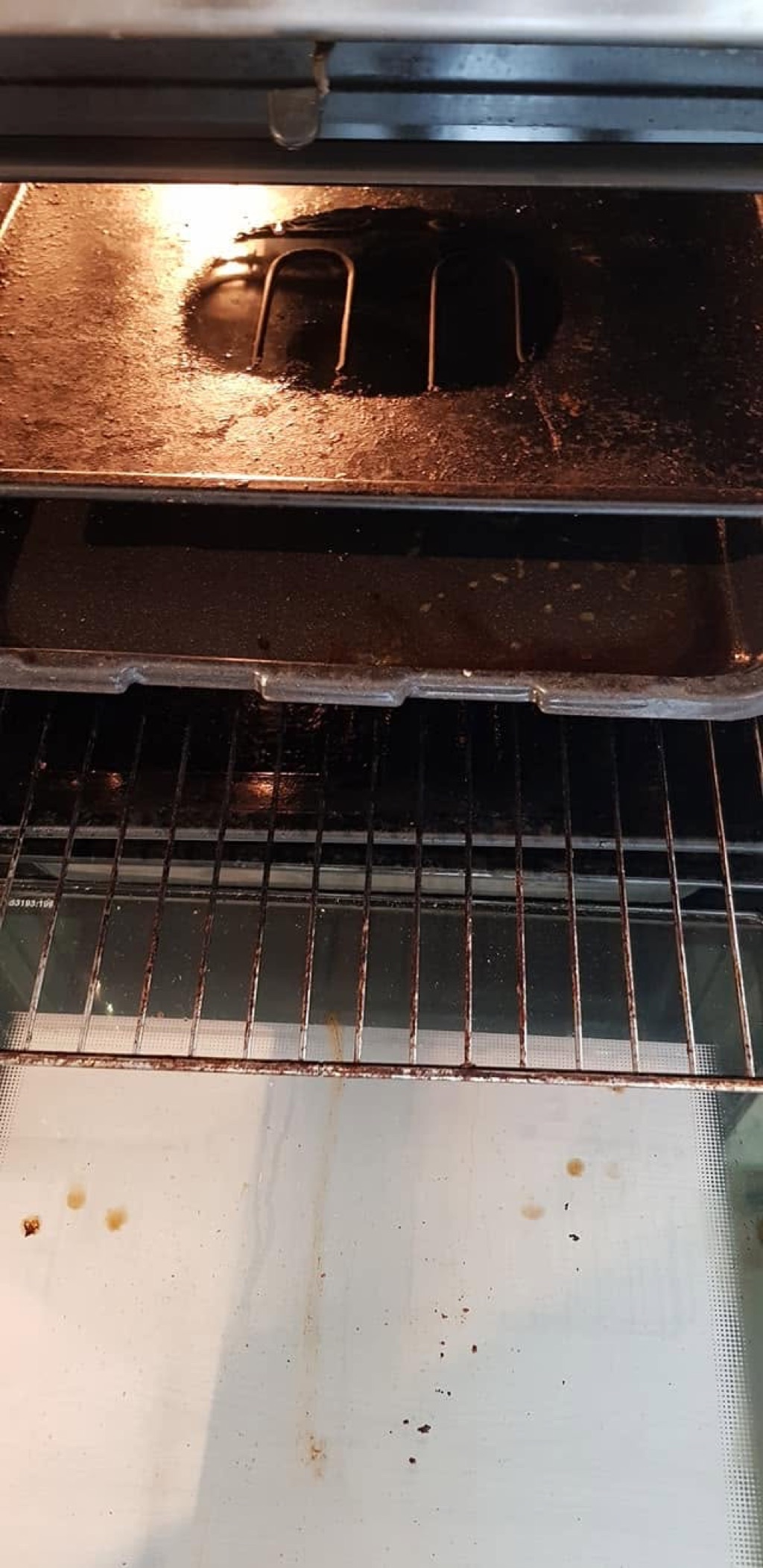 Et ovnsrom med synlig fett og rester før rengjøring i Sandvika.