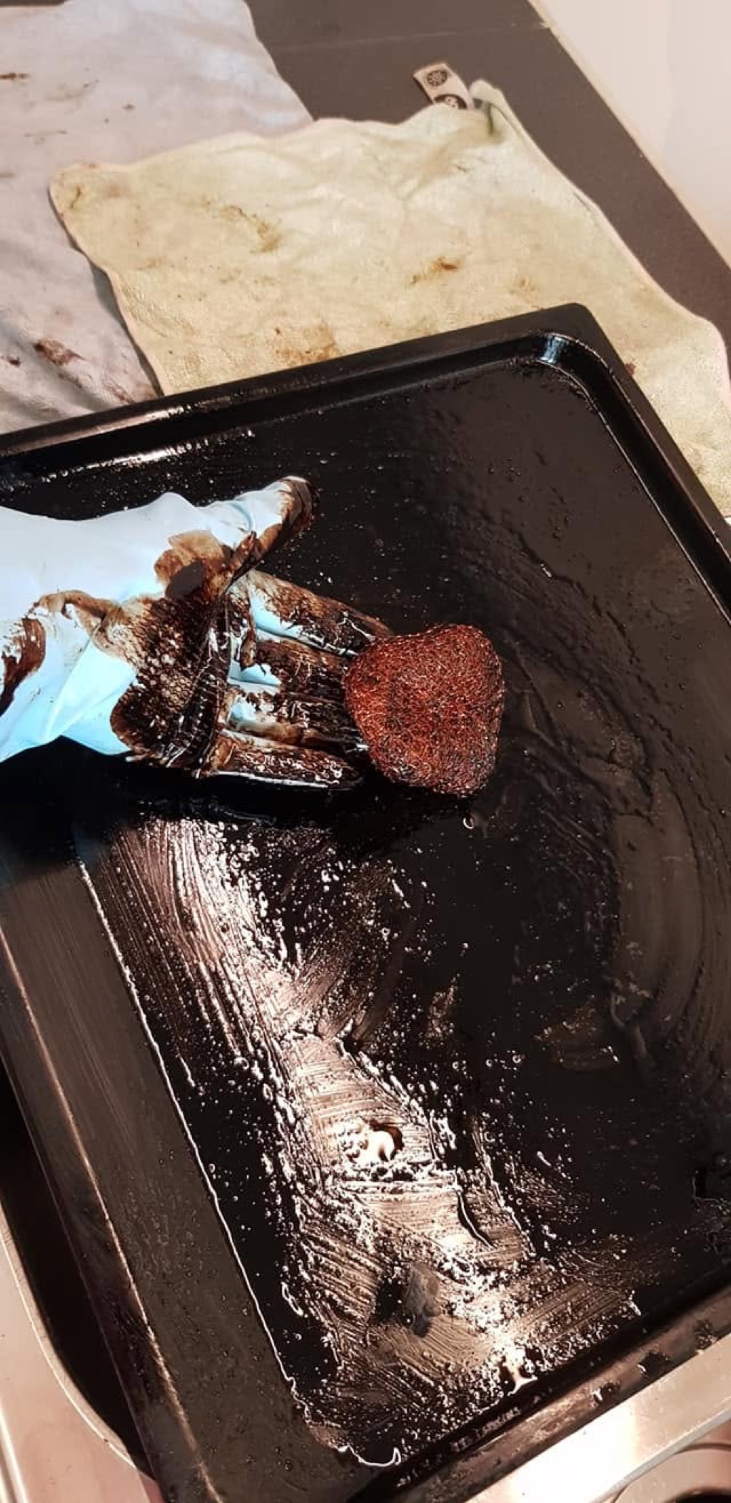 Et stekebrett som skrubbes for hånd under flyttevask i Sandvika.