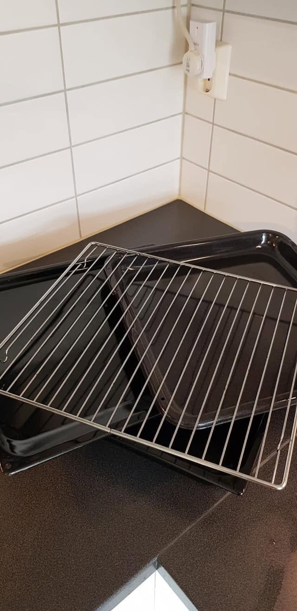 Rengjorte stekebrett og en rist ved platetoppen i Sandvika.
