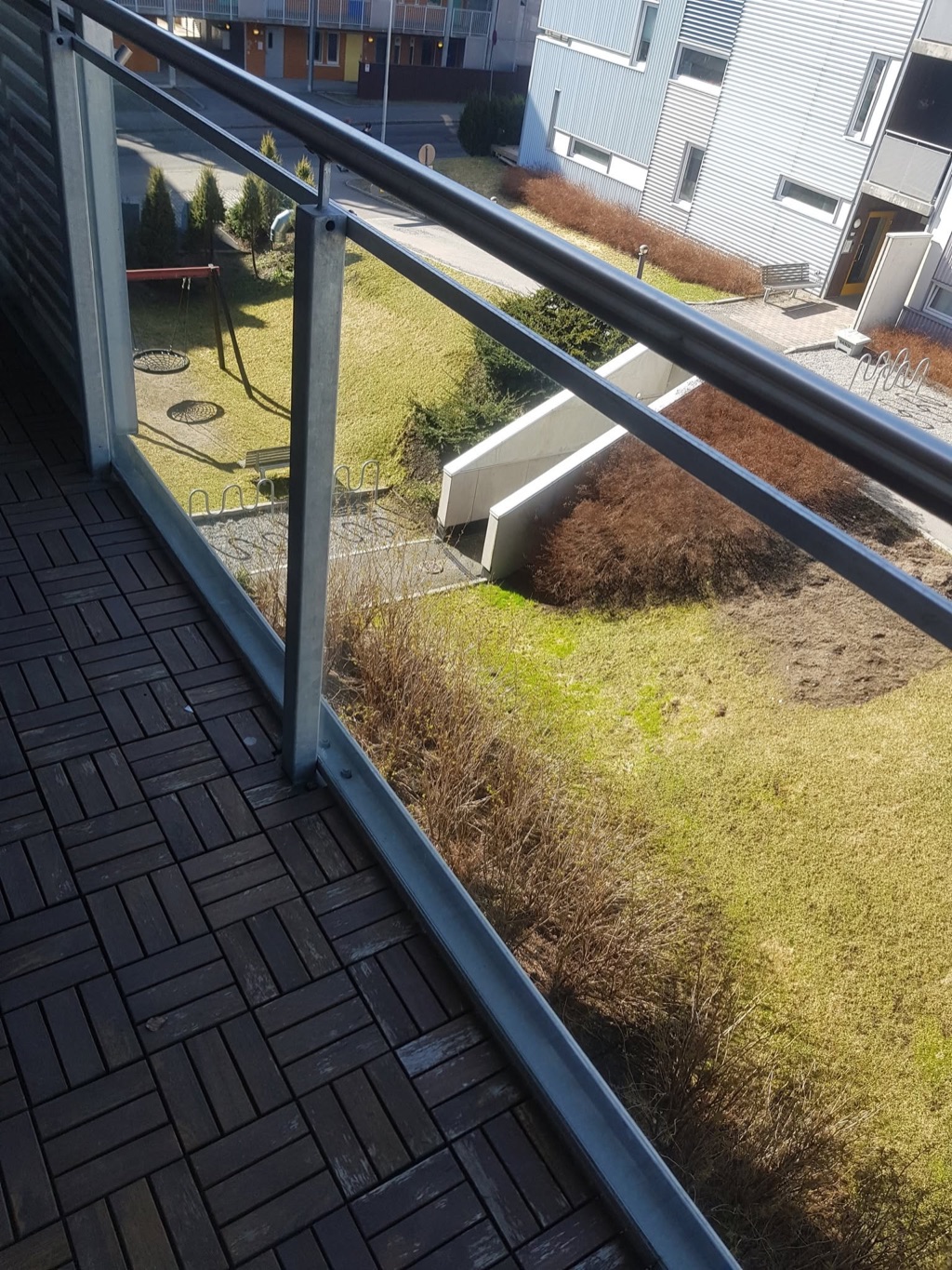 Rent balkongglass sett mot grønne omgivelser i Vestby.